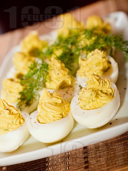 Фаршировани (пълнени) яйца с авокадо, майонеза и горчица - снимка на рецептата